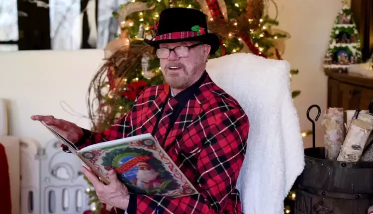 WWE Hall of Famer Diamond Dallas Page reads "The Night Before Christmas"